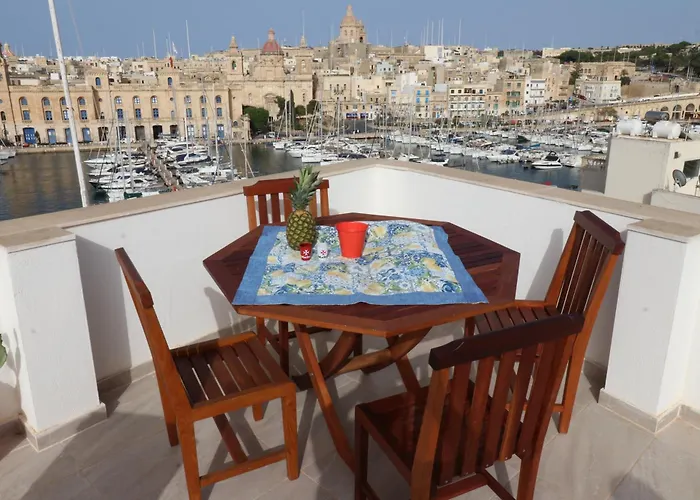 Seaside Independent Townhouse With Lift & Free Parking Senglea
